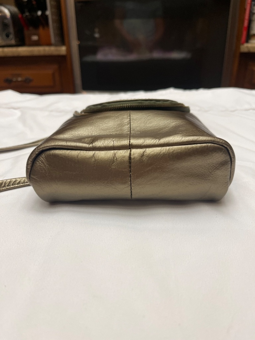 Like New HOBO Bronze Gold Fern Crossbody Bag. - Picture 9 of 11